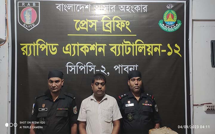 পাবনায় ১৩ লক্ষাধিক  নকল ব্যান্ডরোলযুক্ত বিড়িসহ ১ জন গ্রেফতার